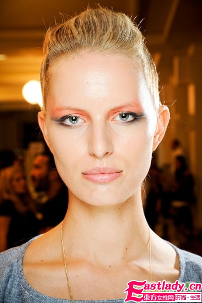 阿瑪尼高級(jí)秀場(chǎng) 優(yōu)雅煙熏妝