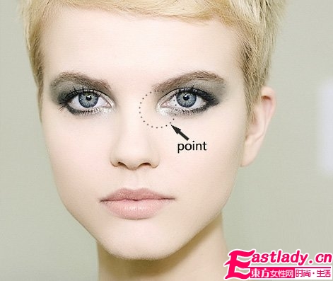 四步打造最炫的金屬煙熏妝