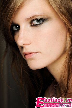 魅惑小煙熏的香檳色妝容