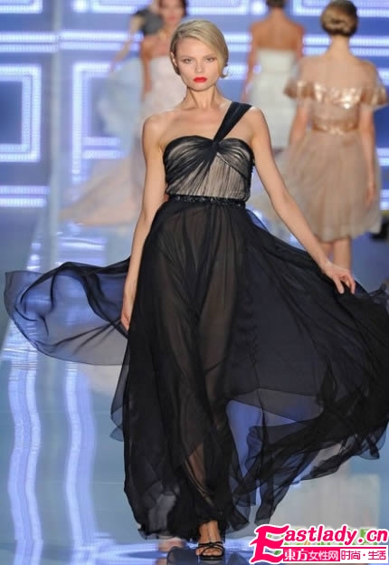 時(shí)裝周上的烈焰紅唇