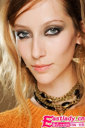 魅惑小煙熏的香檳色妝容