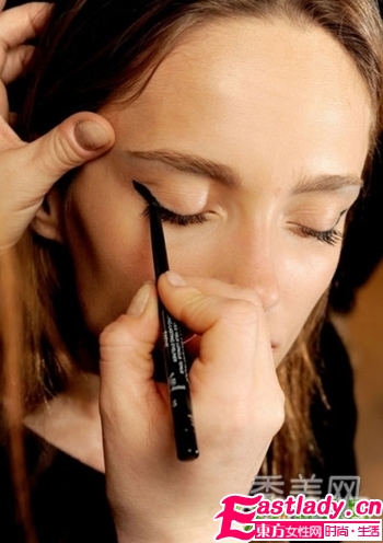 眼鏡妹這樣畫眼妝 7重點(diǎn)打造電眼妝 (圖)