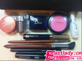 網(wǎng)友爆韓國美女同事的化妝包