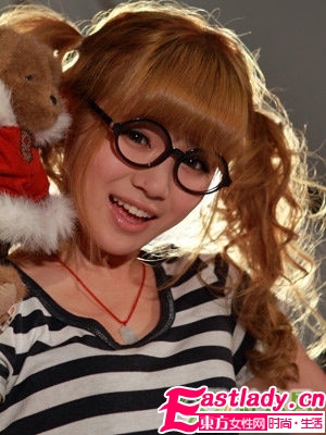  四眼妹 也可以電力十足