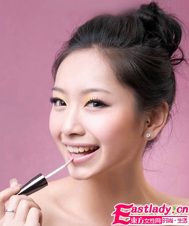 菱形臉的化妝技巧 彩妝瘦臉