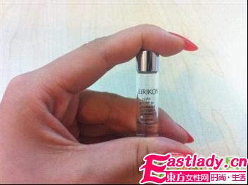 網(wǎng)友爆韓國(guó)美女同事的化妝包