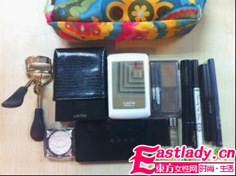 網(wǎng)友爆韓國美女同事的化妝包