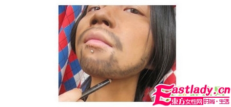 奇 美女化妝變身張震岳