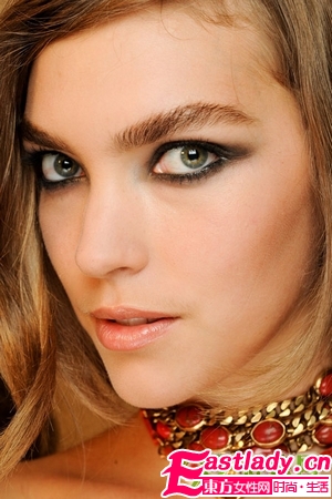 魅惑小煙熏的香檳色妝容