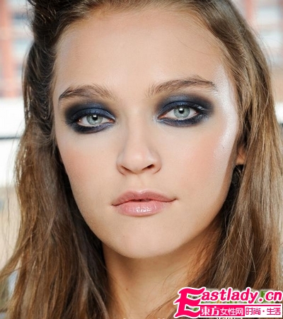 夜空藍(lán)煙熏妝 來(lái)自梵高畫作的靈感