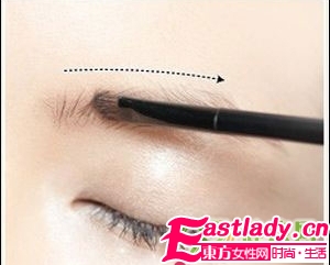 斜劉海+粗眉妝 經(jīng)典美女搭配