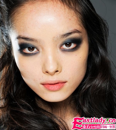 夜空藍(lán)煙熏妝 來自梵高畫作的靈感