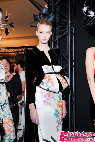 阿瑪尼高級(jí)秀場(chǎng) 優(yōu)雅煙熏妝