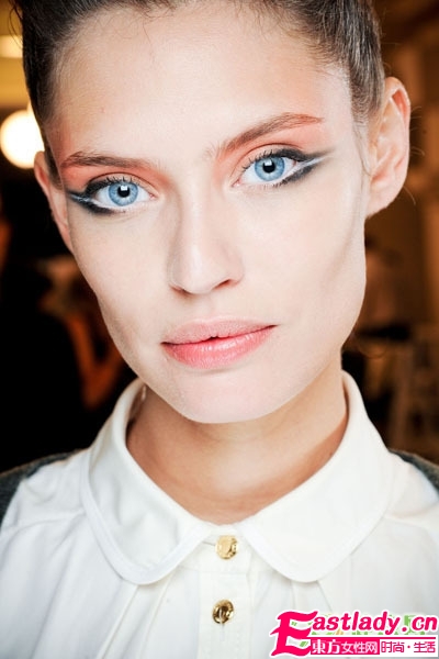 阿瑪尼高級秀場 優(yōu)雅煙熏妝