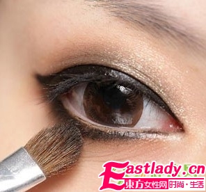 深邃媚眼 煙熏妝打造步驟圖解