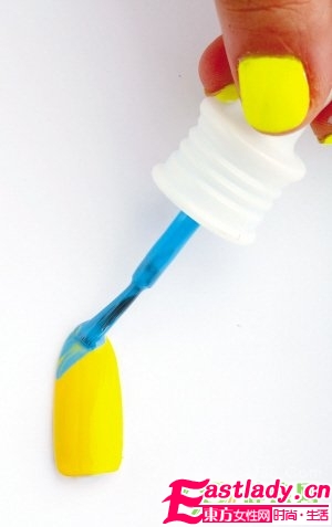 教你DIY夏日絢麗花色指甲