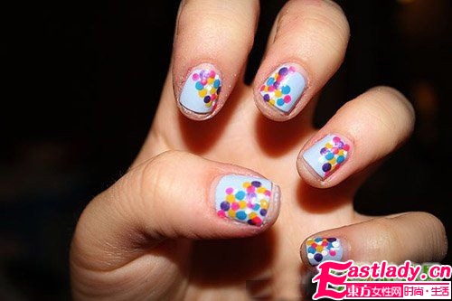 復(fù)古波點(diǎn)美甲圖案