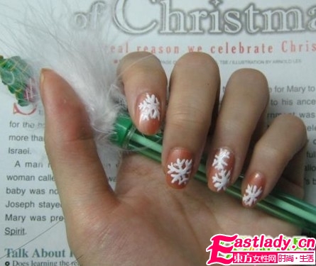 用牙簽DIY彩繪雪花美甲