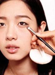 下垂眼線化出無辜眼妝