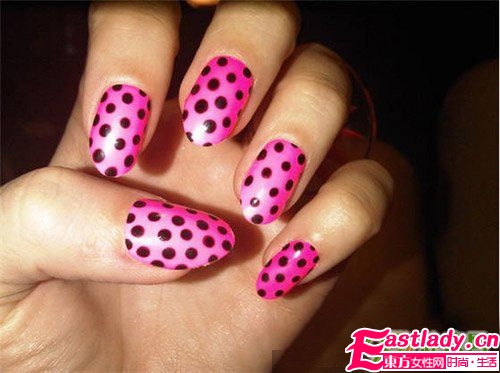 復(fù)古波點(diǎn)美甲圖案