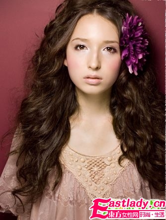 學(xué)水嫩妝容做最甜美秋女孩 打造初秋水嫩甜美妝容三部曲