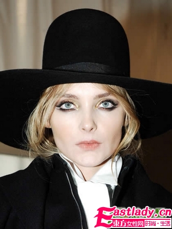 2011秋冬T臺最熱金色妝容