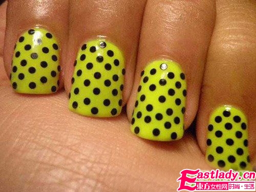 復(fù)古波點(diǎn)美甲圖案