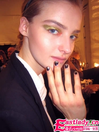 2011秋冬T臺最熱金色妝容