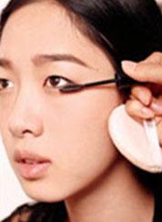 下垂眼線化出無辜眼妝