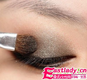 深邃媚眼 煙熏妝打造步驟圖解