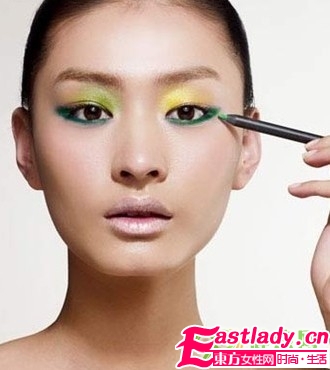 根據(jù)眼型畫眼影
