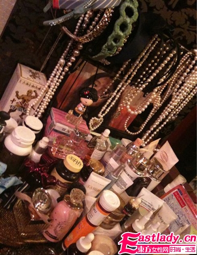 美妝達(dá)人吳佩慈裝扮臺(tái)揭秘 女星化裝容貌綽約多姿