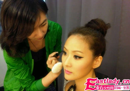 美妝達(dá)人吳佩慈裝扮臺(tái)揭秘 女星化裝容貌綽約多姿