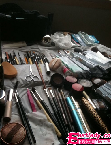 美妝達(dá)人吳佩慈裝扮臺(tái)揭秘 女星化裝容貌綽約多姿