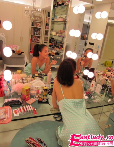 美妝達(dá)人吳佩慈裝扮臺(tái)揭秘 女星化裝容貌綽約多姿