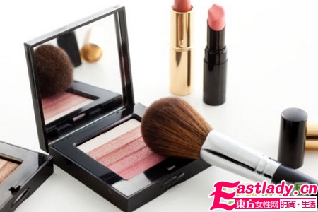 涂腮紅的技巧 刷具很重要