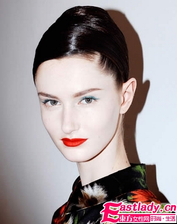 推薦10款閃耀的圣誕妝容