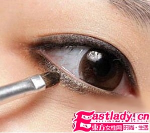 打造日系棕色系眼妝+蓬松大波浪