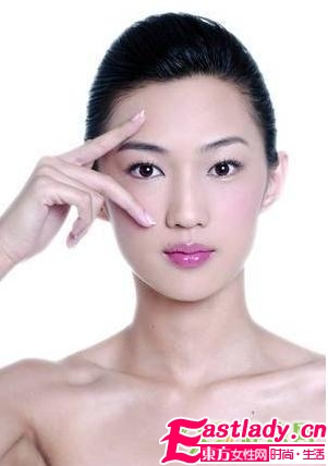 秋季最新時(shí)尚清雅裸妝步驟圖解