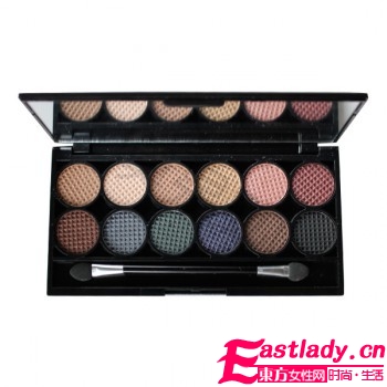 打造日系棕色系眼妝+蓬松大波浪