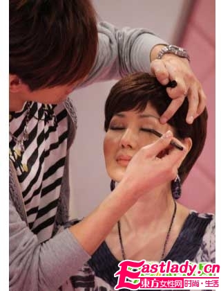 神奇彩妝要點(diǎn) 讓大媽變混血美女