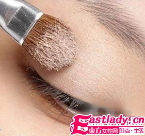 打造日系棕色系眼妝+蓬松大波浪