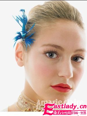 初秋打造不暈妝 用散粉Hold住妝容