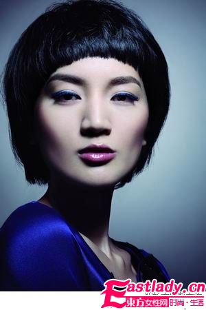 粗眼線般的孔雀藍(lán)眼妝打造熟女妝容