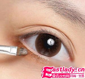 打造日系棕色系眼妝+蓬松大波浪