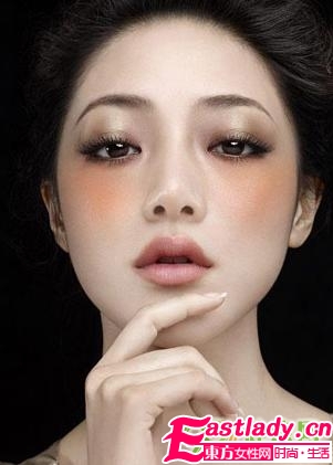 秋季最新時尚清雅裸妝步驟圖解