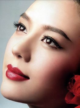 打造秋日迷情紅唇妝五款紅色唇膏最正