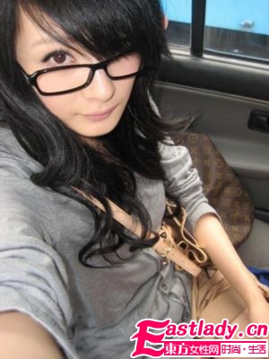 學明星楊冪自拍秀美肌 粗眼線黑睫毛是重點