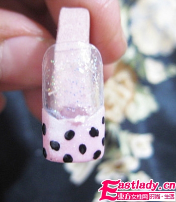 自制粉色波普美甲 讓你個(gè)性十足