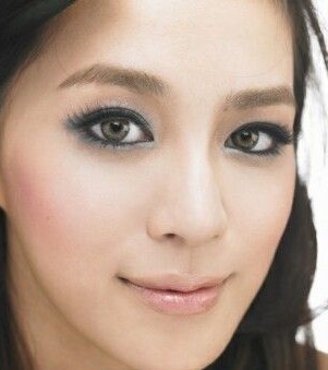 強(qiáng)大假睫毛眼妝 輕易塑造電力眼神